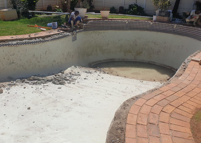 fibreglass-relining-before1 fibreglass pool relining